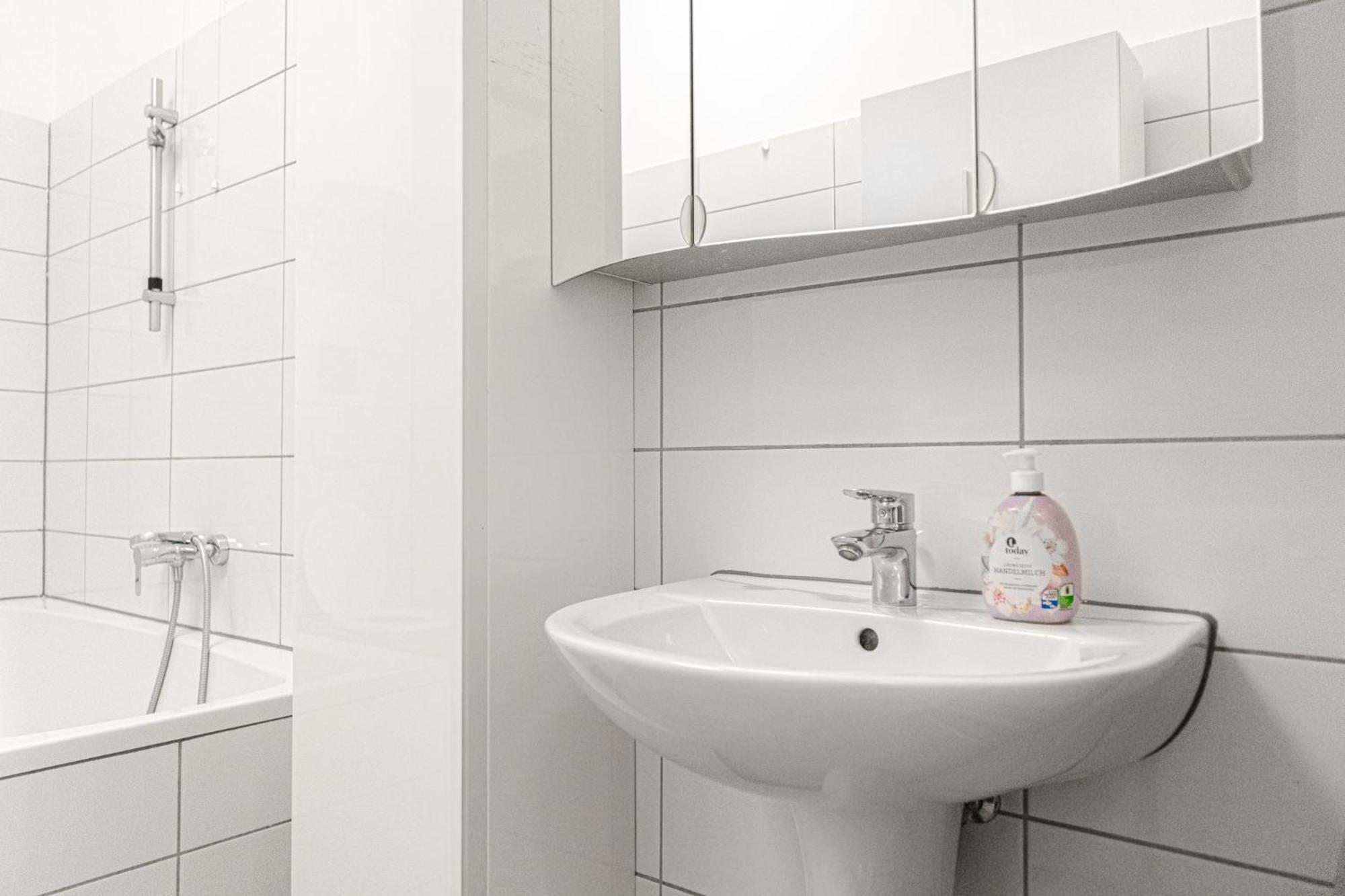 Lovely 2Br Shared Apartment, Enkplatz U3, 15Min To Center Wien Exteriör bild